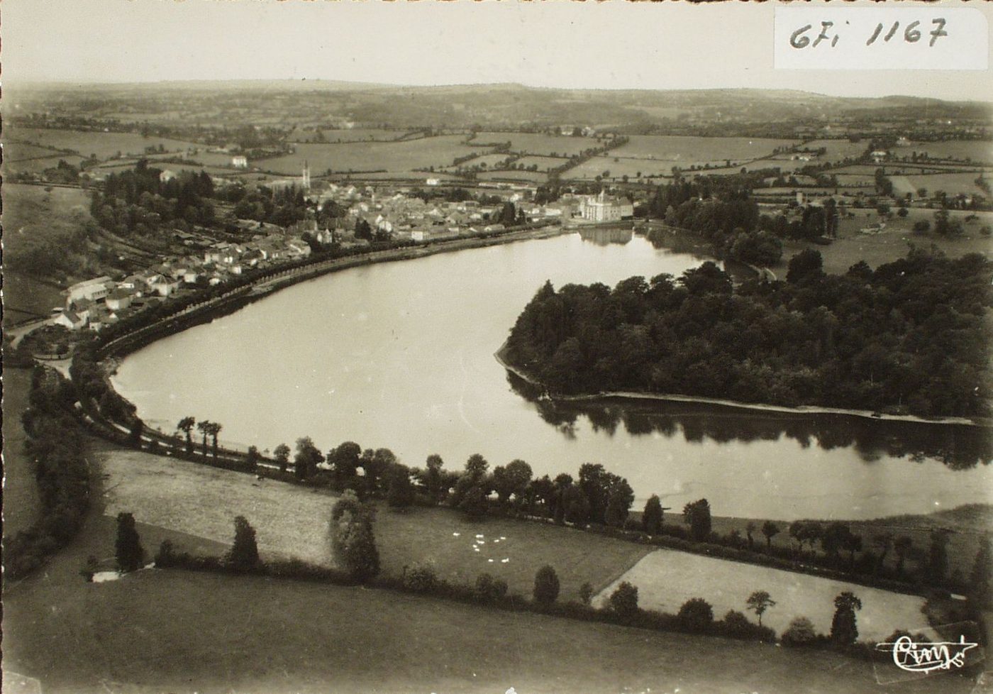 La Clayette. Vue aérienne. Son château et son lac.