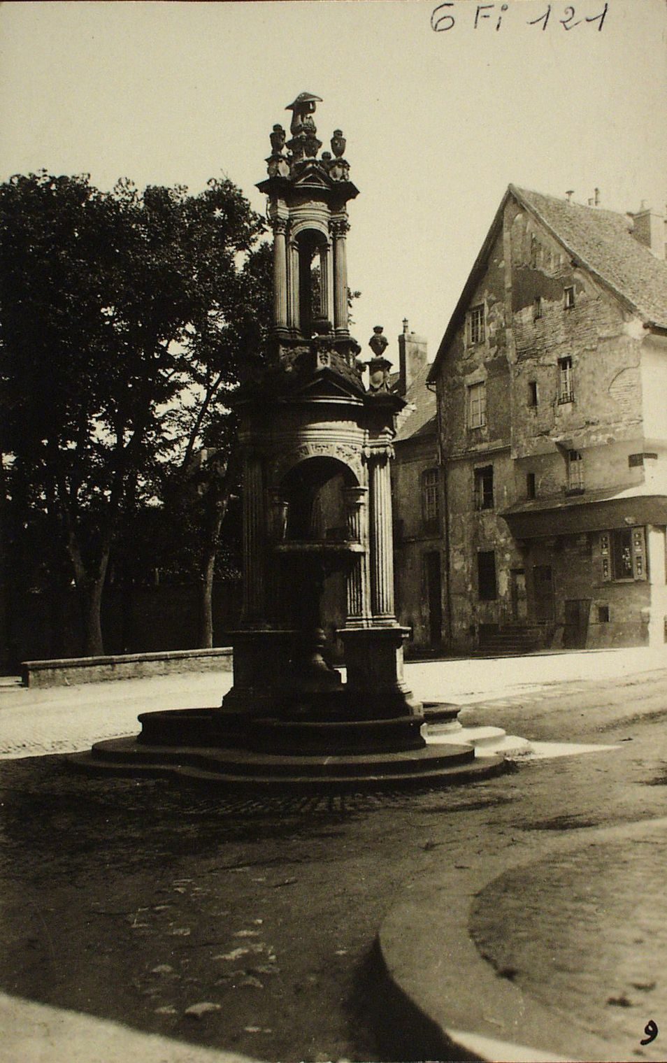 Autun. Fontaine Saint-Lazare.
