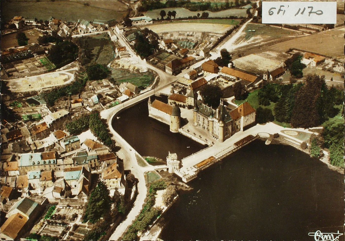 La Clayette. Vue aérienne sur le château, le champ de foire, la route de Charolles.