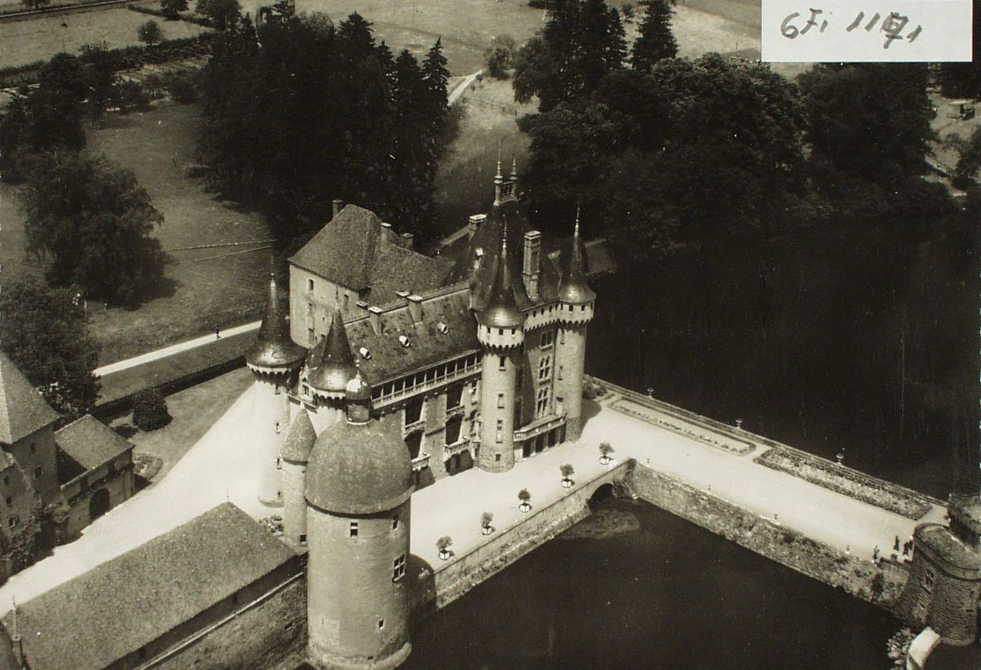 La Clayette. Vue aérienne, château de la Clayette.