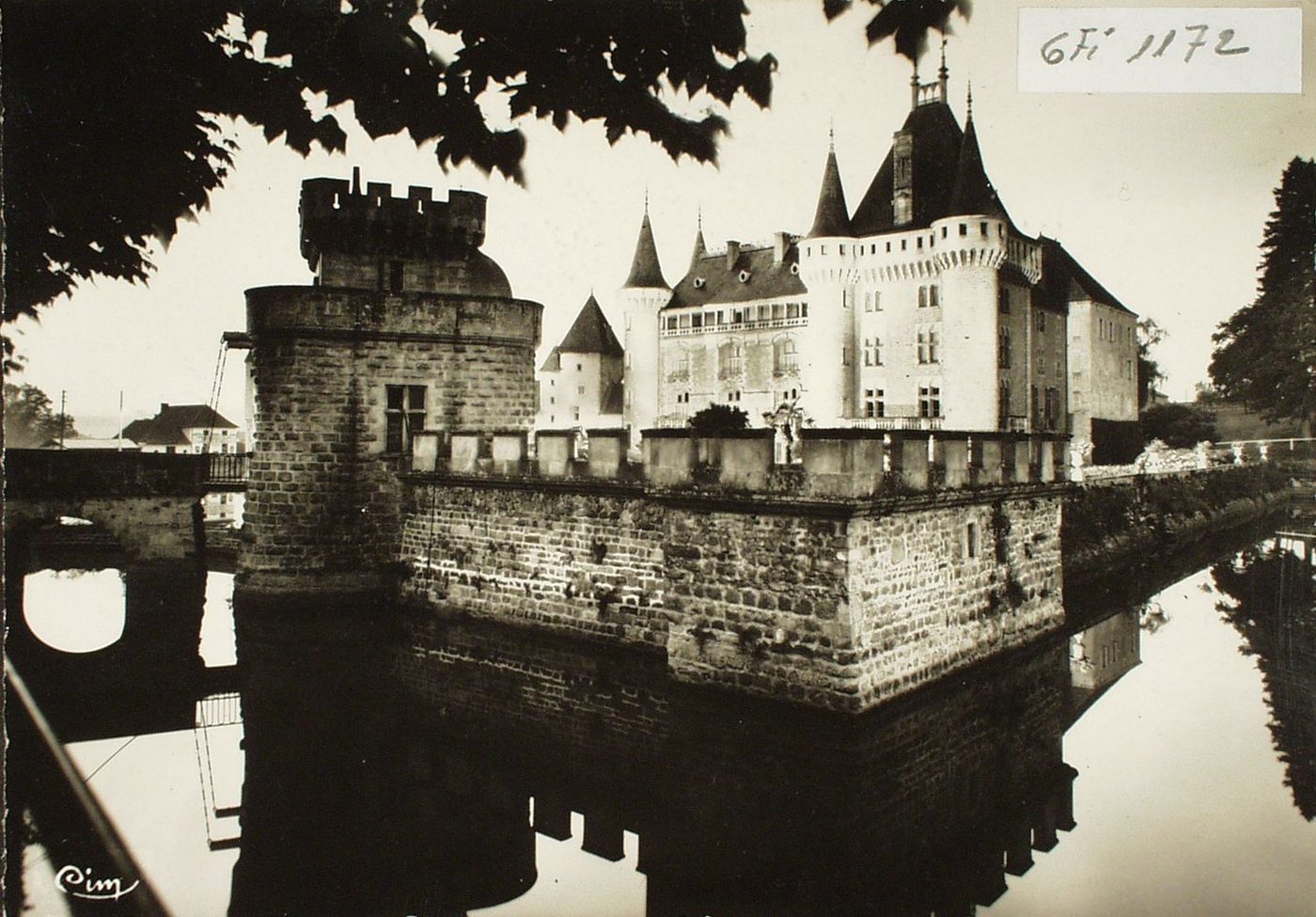 Le château de la Clayette illuminé.