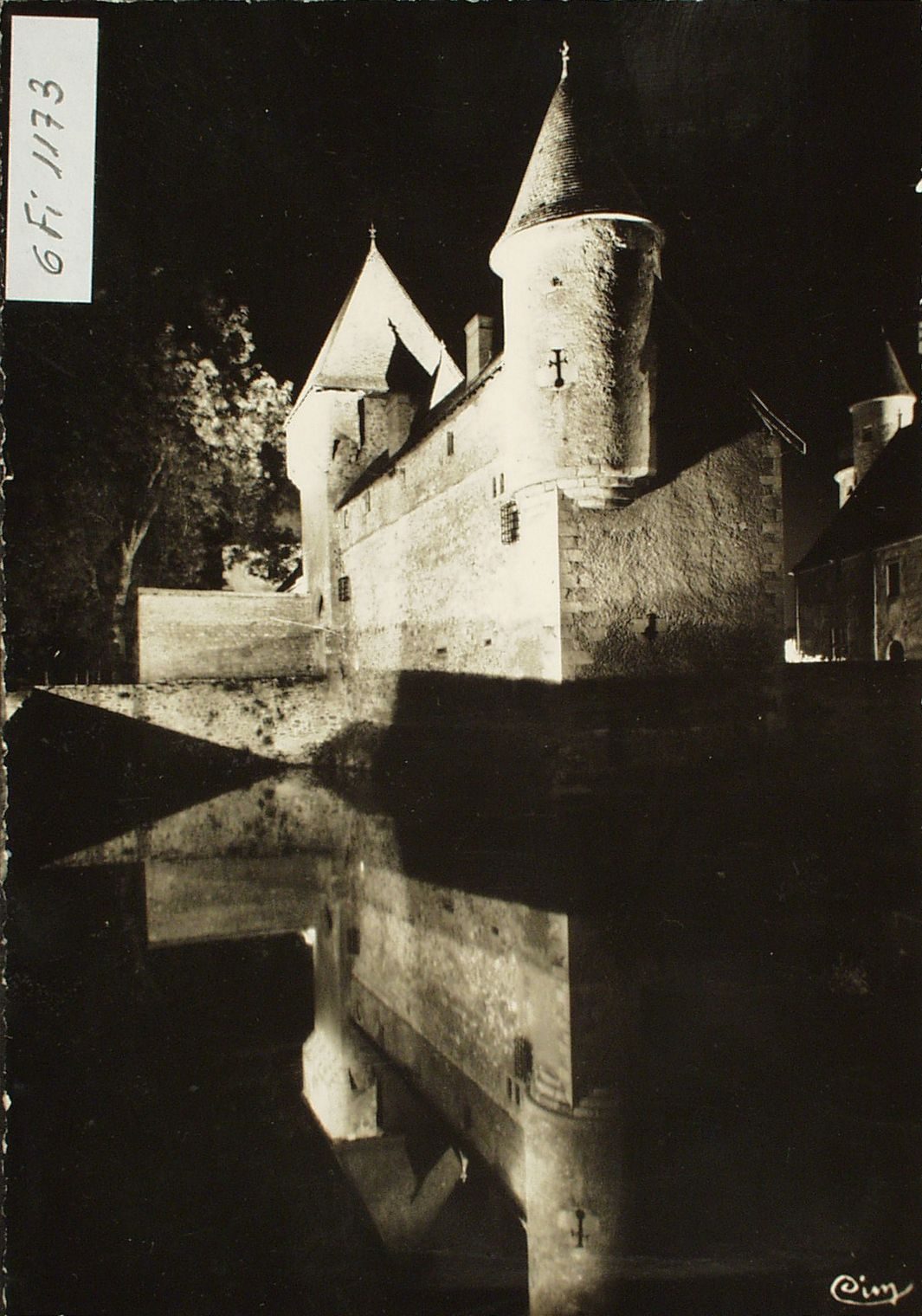 Le château de la Clayette illuminé.