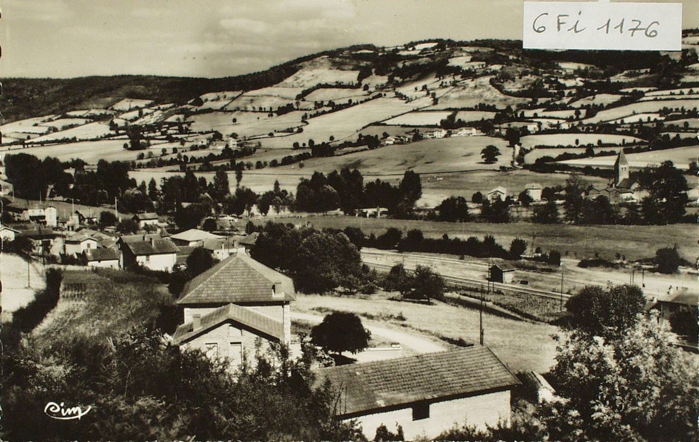 Clermain. Vue panoramique dans son nid de verdure.
