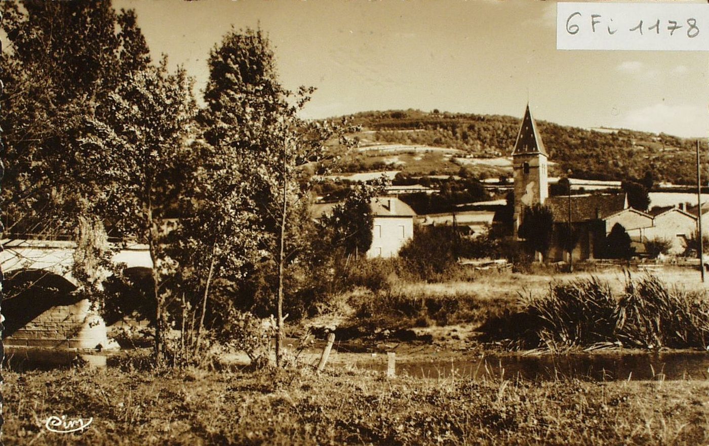 Clermain. Le bourg et le pont de la Grosne.