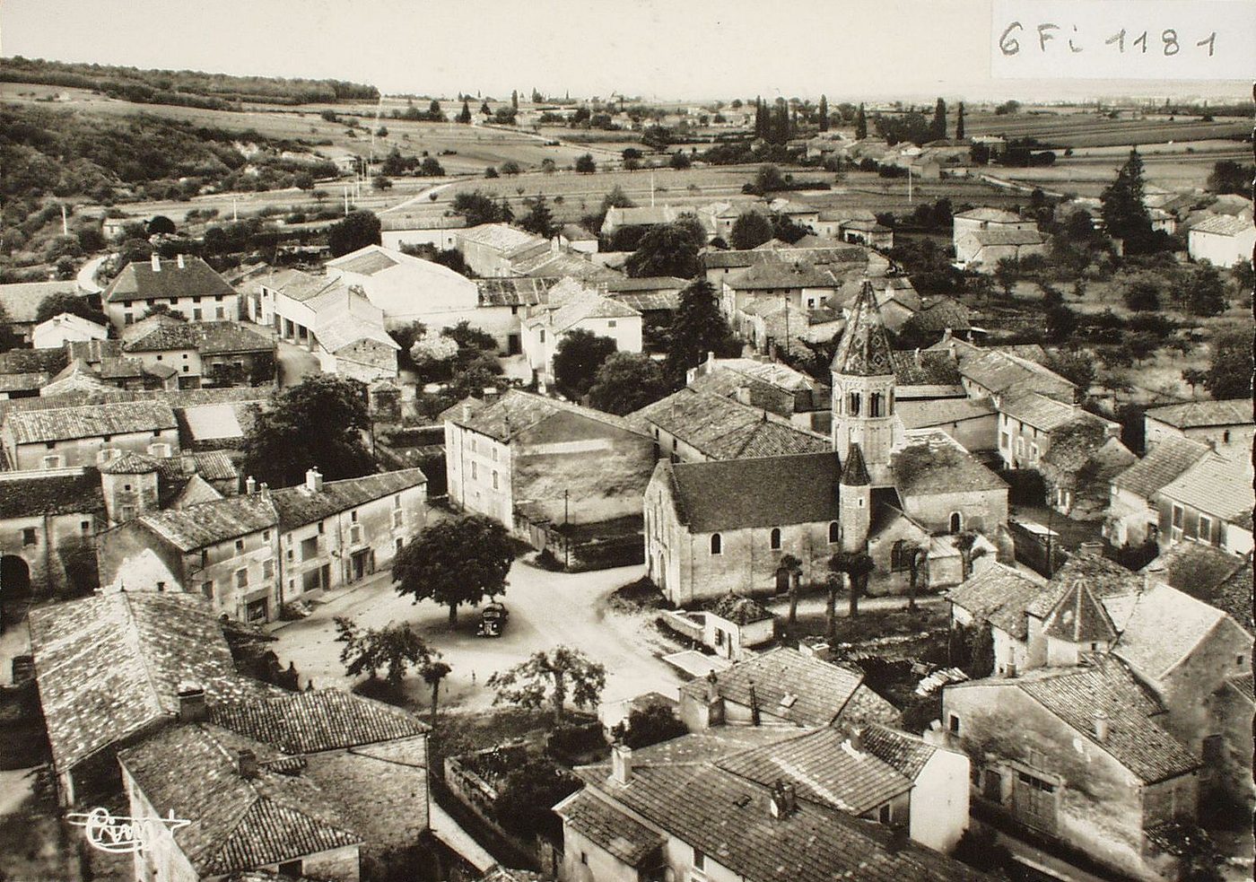 Clessé. Vue aérienne sur le bourg.