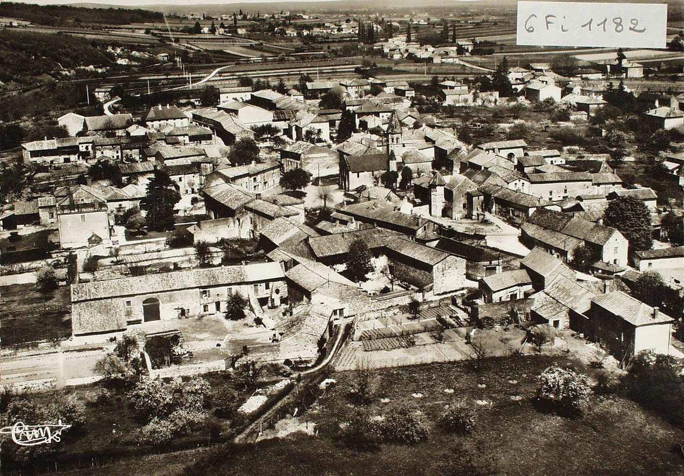 Clessé. Vue aérienne sur le bourg.