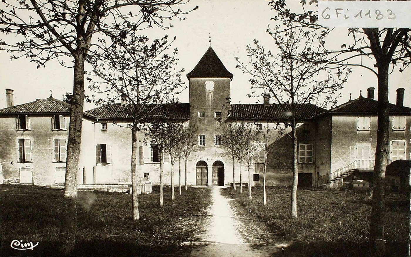 La Bourgogne historique et monumentale. Château de Besseuil à Clessé. La seigneurie de Clessé appartenait en 1590 aux chanoines de Saint-Pierre de Mâcon. Antoine de Laubépin en était seigneur en 1595, puis en 1620 François de Rébé, prévôt de Saint-Pierre, l'afferme. La construction actuelle date de 1737.