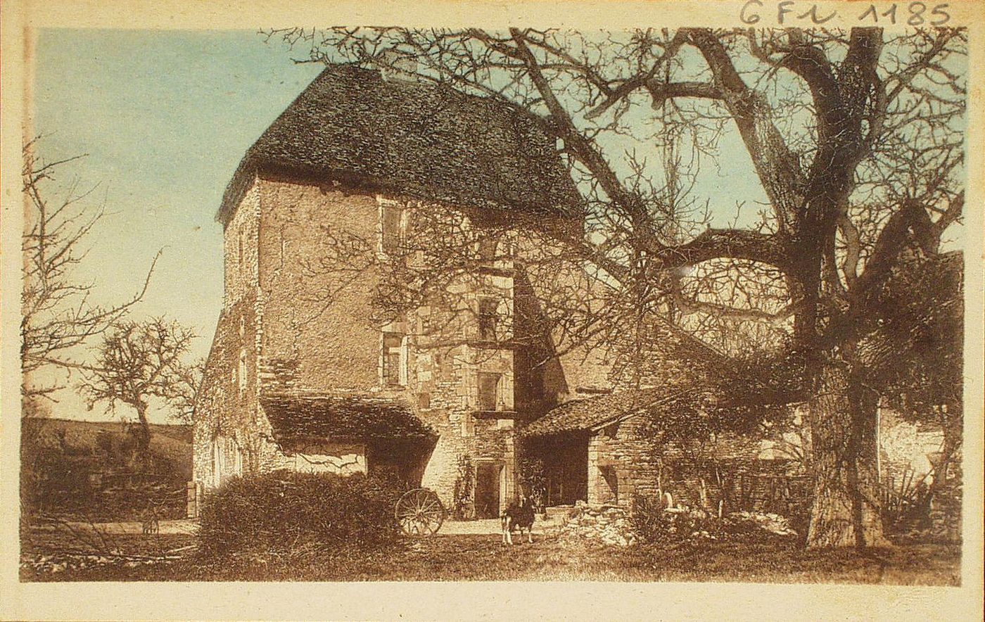 La Bourgogne historique et monumentale. Château de Germolles à Clessé. Domaine et château ayant appartenu au chapitre noble de Saint-Pierre de Mâcon, dévasté à la Révolution et vendu peu après nationalement (1791).