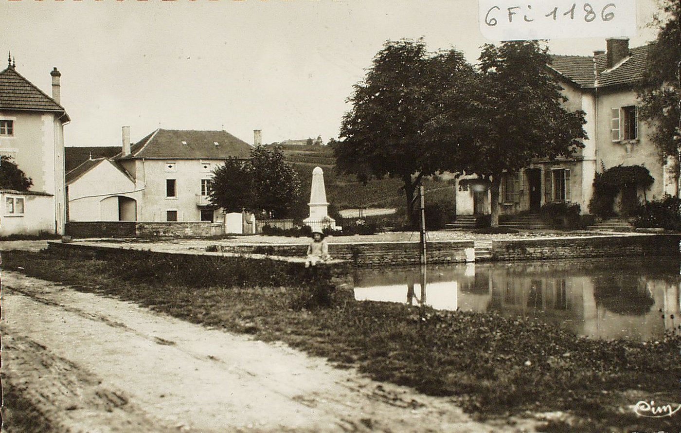 Clessé. Place des écoles et monument aux morts.