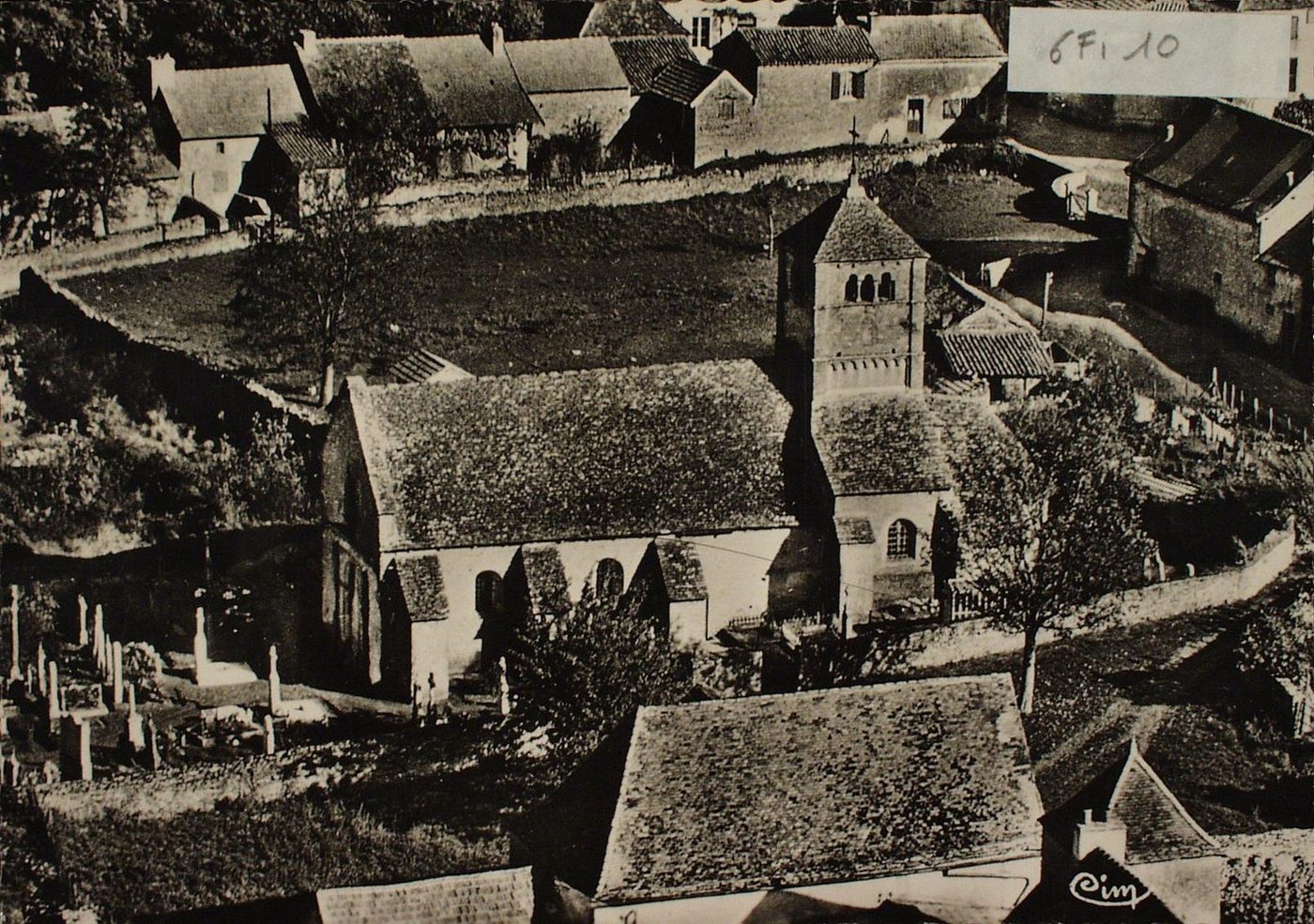 Ameugny. L'église. Vue aérienne.