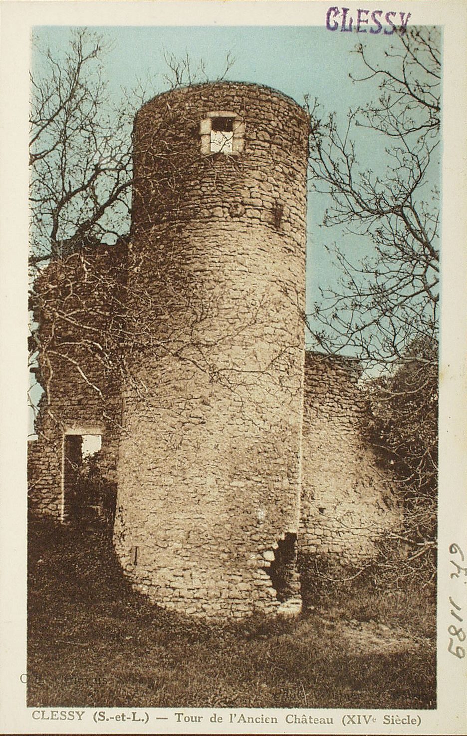 Clessy. Tour de l'ancien château (XIVe s.)