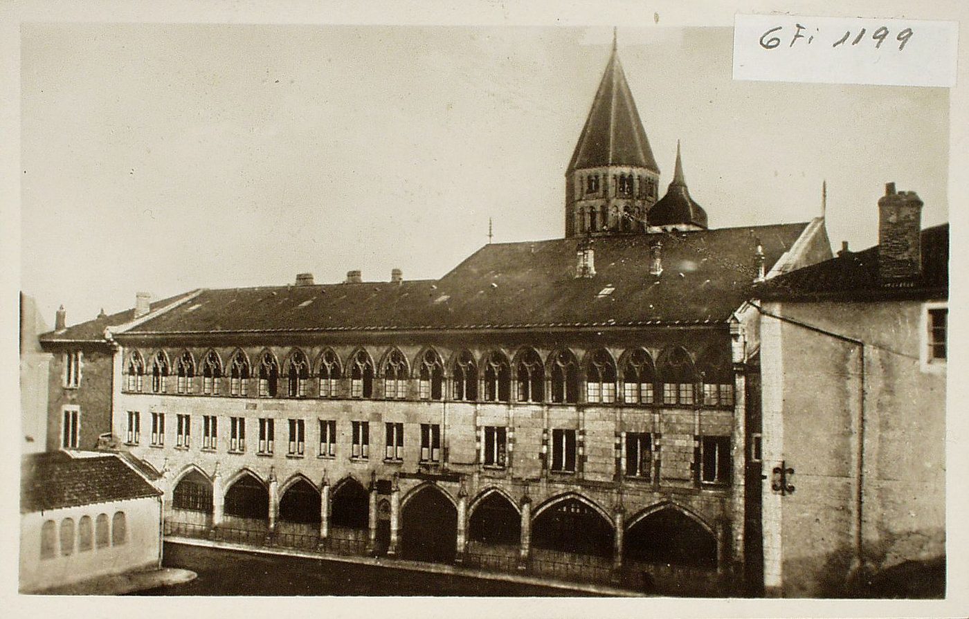 Cluny. Façade dite du pape Gélase (XIVe s.). Ce dernier s'y était réfugié pour y mourir en 1119. Actuellement école nationale d'Arts et Métiers.