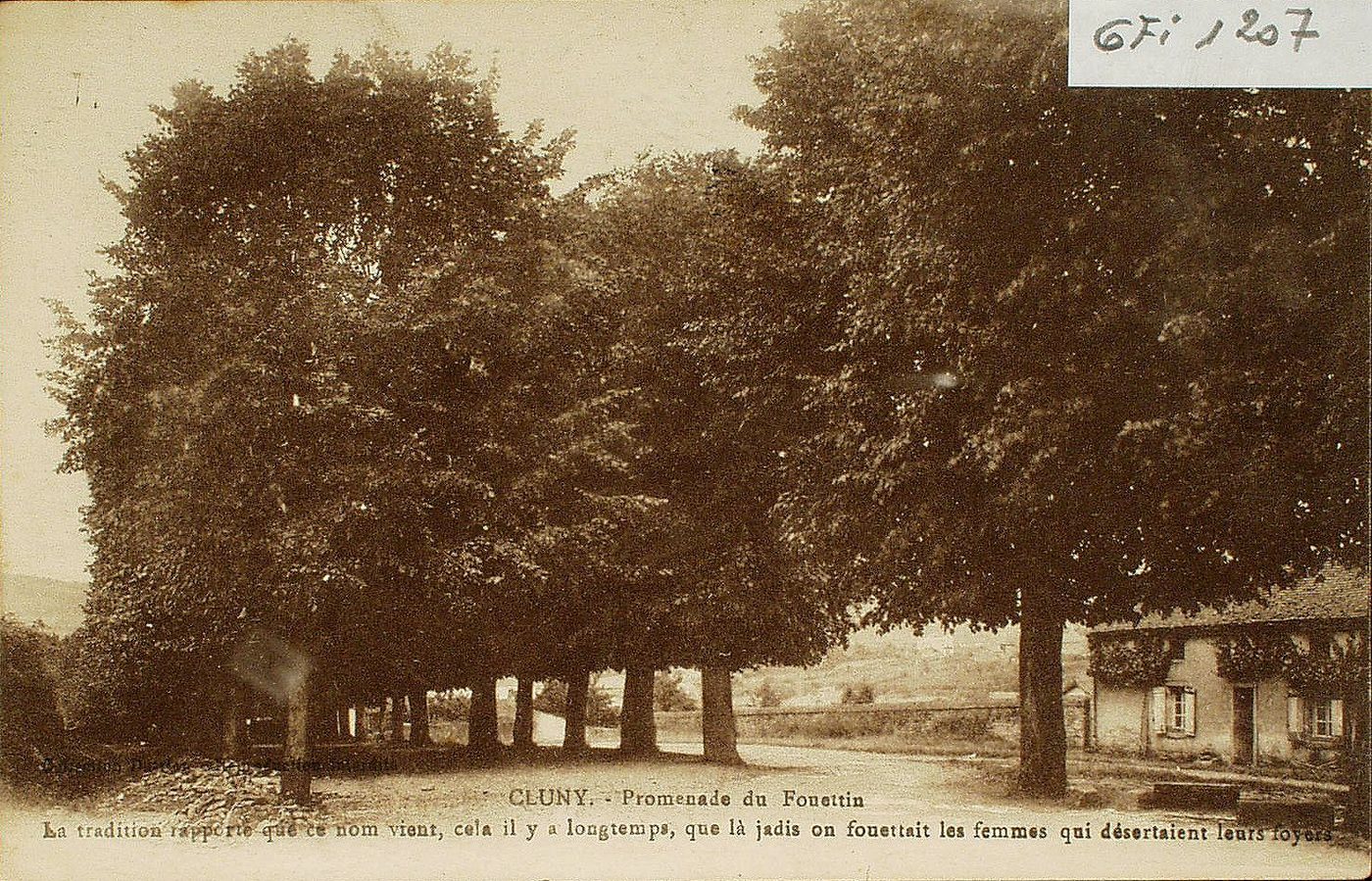 Cluny. Promenade du Fouettin. La tradition rapporte que ce nom vient, cela il y a longtemps, que là jadis on fouettait les femmes qui désertaient leurs foyers.