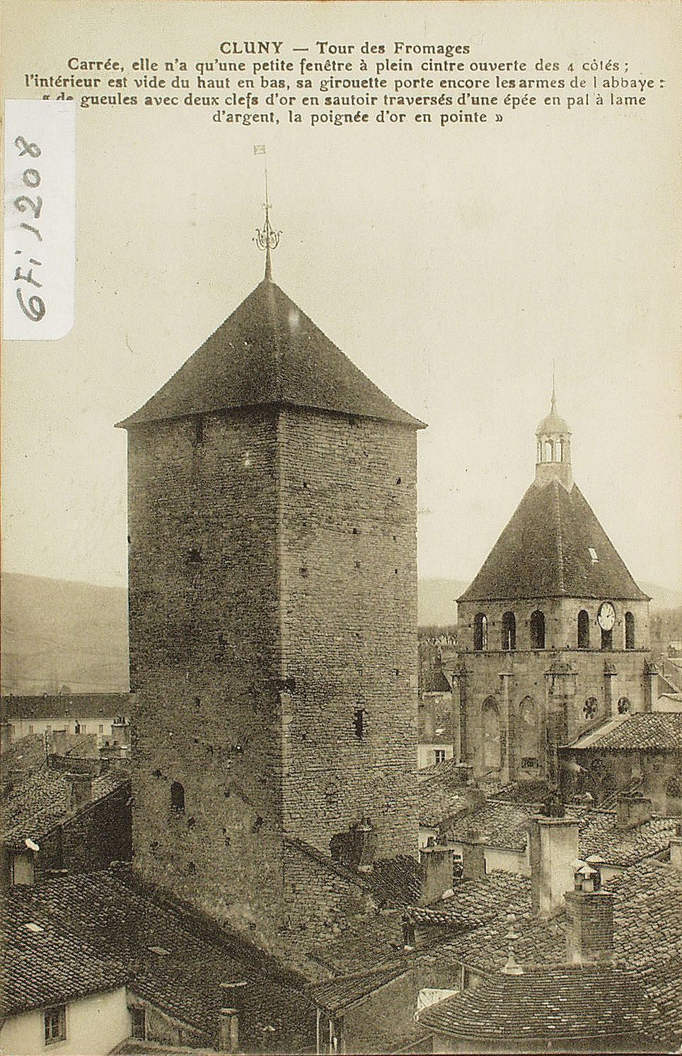 Cluny. Tour des Fromages. Carrée, elle n'a qu'une petite fenêtre à plein cintre ouverte des 4 côtés ; l'intérieur est vide du haut en bas, sa girouette porte encore les armes de l'abbaye : " de gueules avec deux clefs d'or en sautoir traversés d'une épée en pal à lame d'argent, la poignée d'or en pointe ".