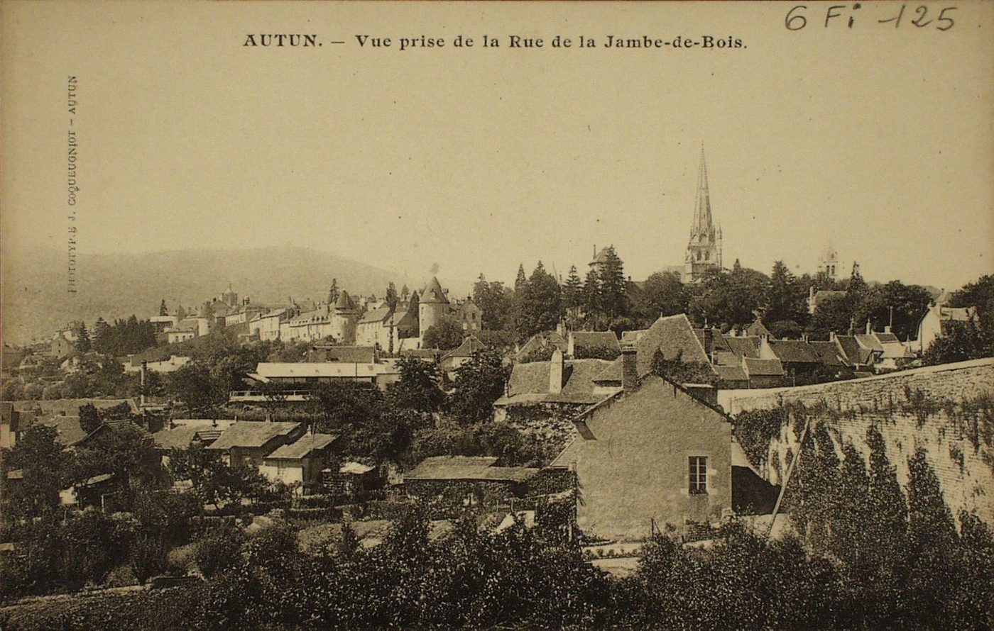 Autun. Vue prise de la rue de la Jambe-de-Bois.