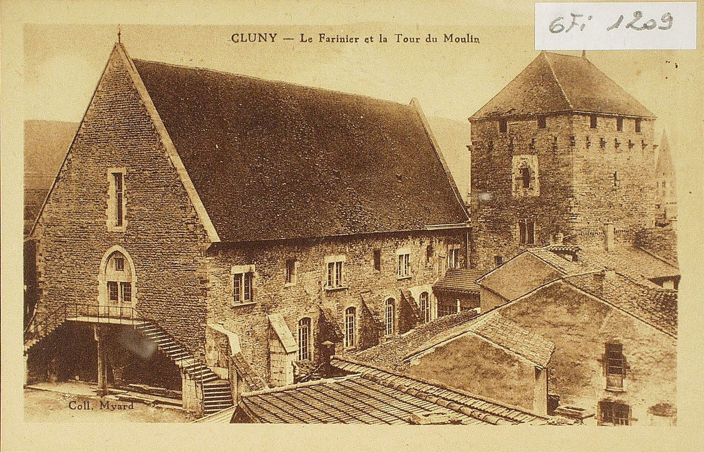 Cluny. La tour des Fromages. Carrée, elle n'a qu'une petite fenêtre à plein cintre ouverte des 4 côtés ; l'intérieur est vide du haut en bas, sa girouette porte encore les armes de l'abbaye : de gueules avec deux clefs d'or en sautoir traversés d'une épée en pal à lame d'argent, la poignée d'or en pointe.