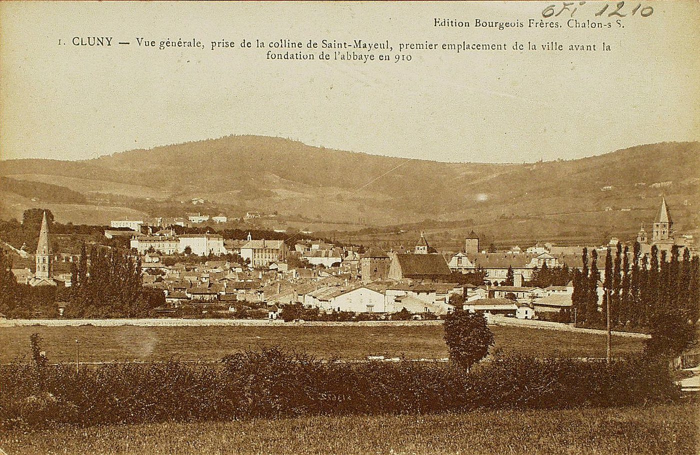 Cluny. Vue générale, prise de la colline de Saint-Mayeul, premier emplacement de la ville avant la fondation de l'abbaye en 910.