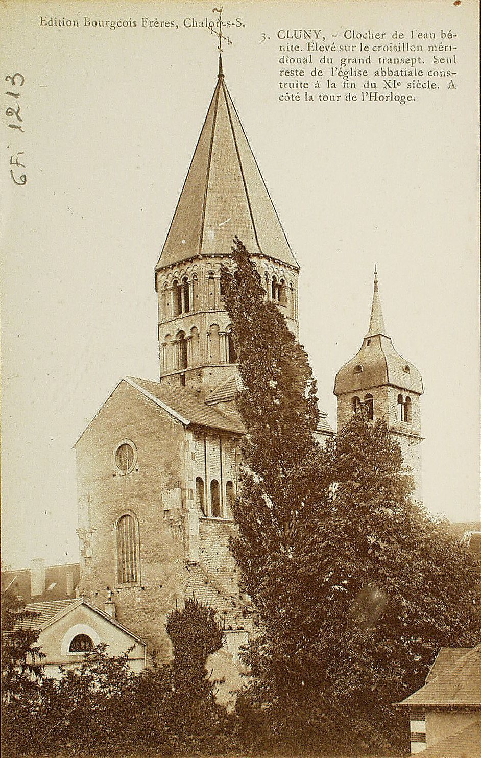 Cluny. Clocher de l'Eau bénite. Elevé sur le croisillon méridional du grand transept. Seul reste de l'église abbatiale construite à la fin du XIe s. A côté de la tour de l'Horloge.