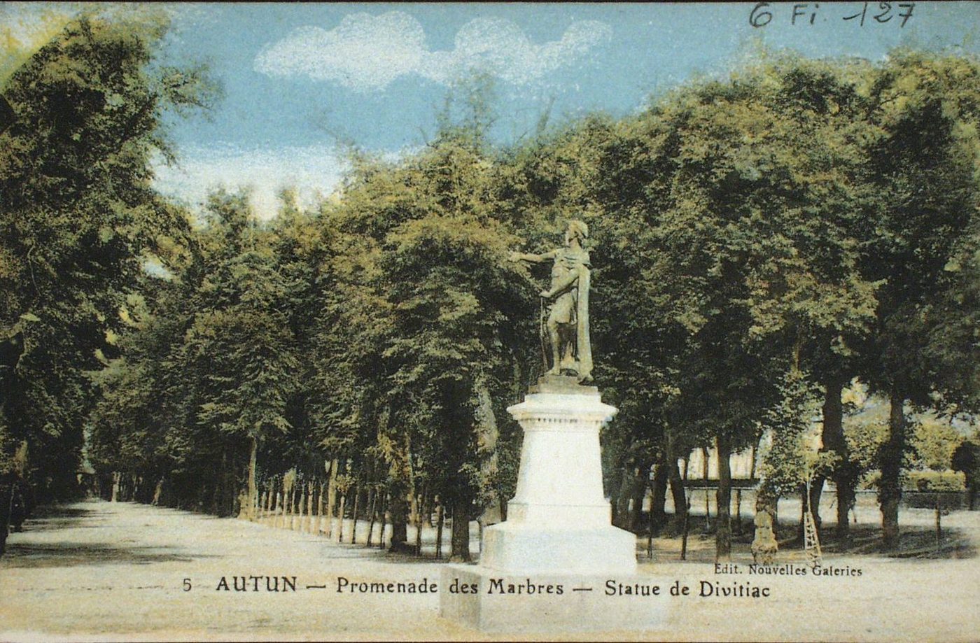 Autun. Promenade des Marbres. Statue de Divitiac.