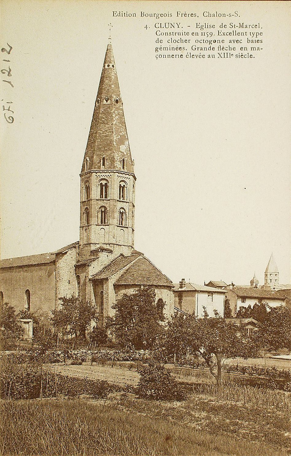 Cluny. Eglise de Saint-Marcel. Construite en 1159. Excellent type de clocher octogone avec baies géminées. Grande flèche en maçonnerie élevée au XIIIe s.
