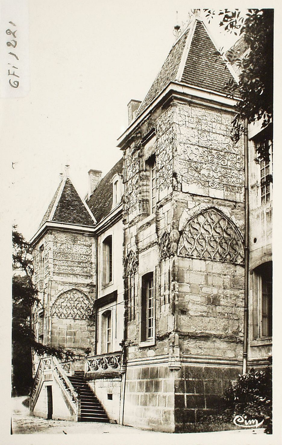 Cluny. Palais de J. d'Amboise. Bâti par ce dernier, au XVe s. A remarquer : les arabesques décorant les deux pavillons dans le goût de la renaissance italienne.