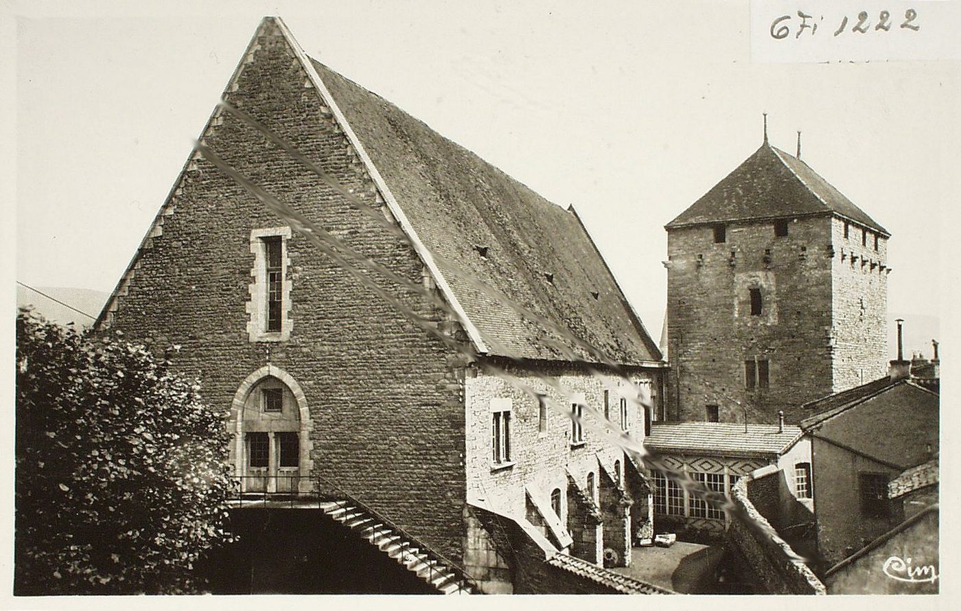 Cluny. Le farinier et la tour du moulin.