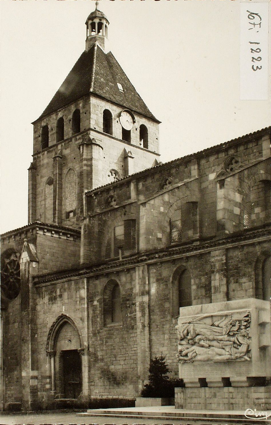 Cluny. Clocher de l'église Notre-Dame et monument du Clunysois aux victimes de la guerre 1939-1945. M. Gaumont sculpteur. M Sallez architecte.