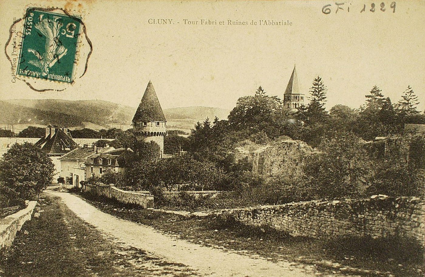Cluny. Tour Fabri et ruines de l'Abbatiale.