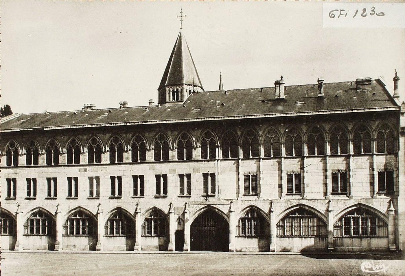 Cluny. L'abbaye (actuellement Ecole Nationale des Arts et Métiers). Façade dite du pape Gelase (XIVe s.) Ce dernier s'y était réfugié pour y mourir en 1119.