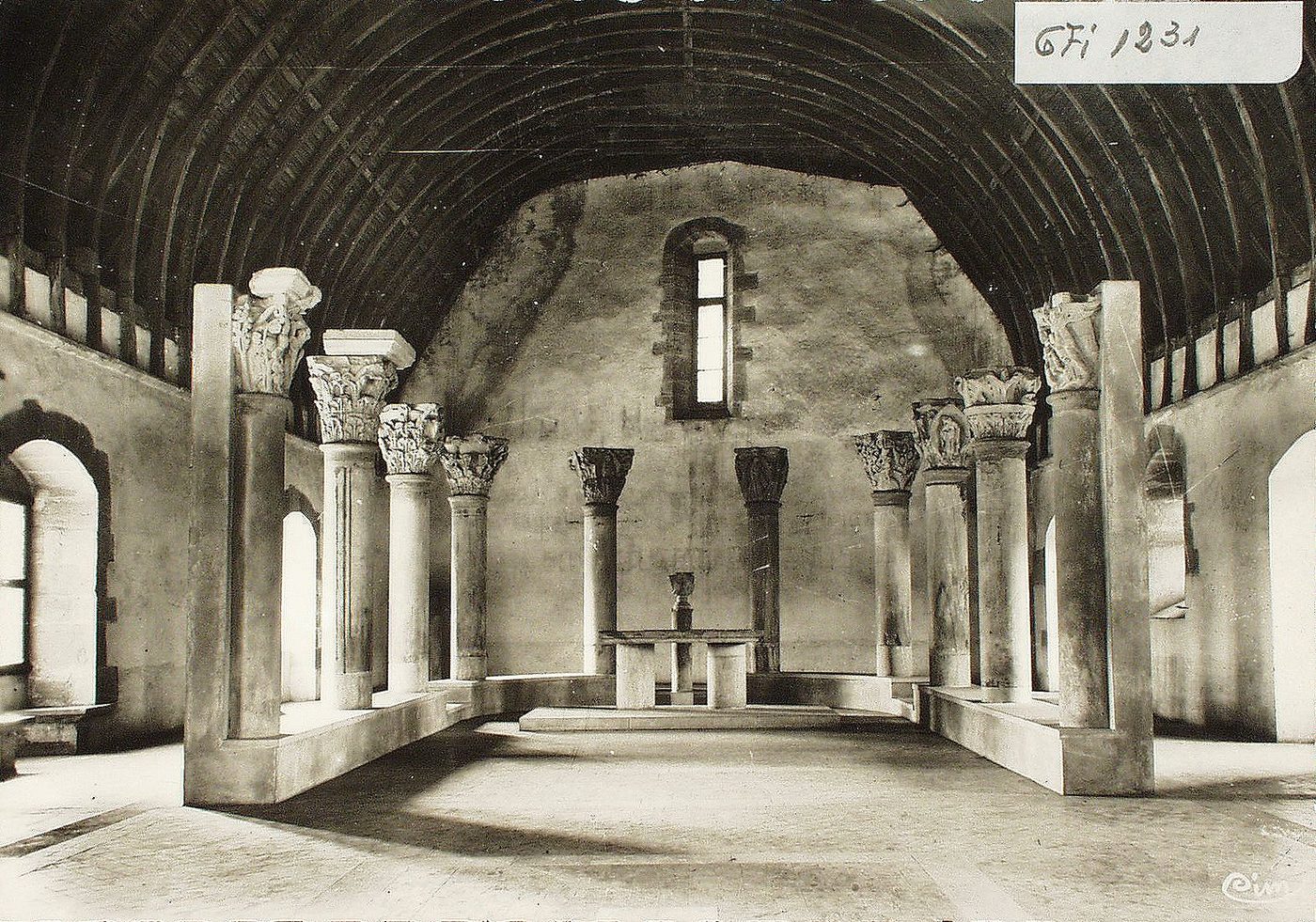 Cluny. Le musée du Farinier et le chapiteau.