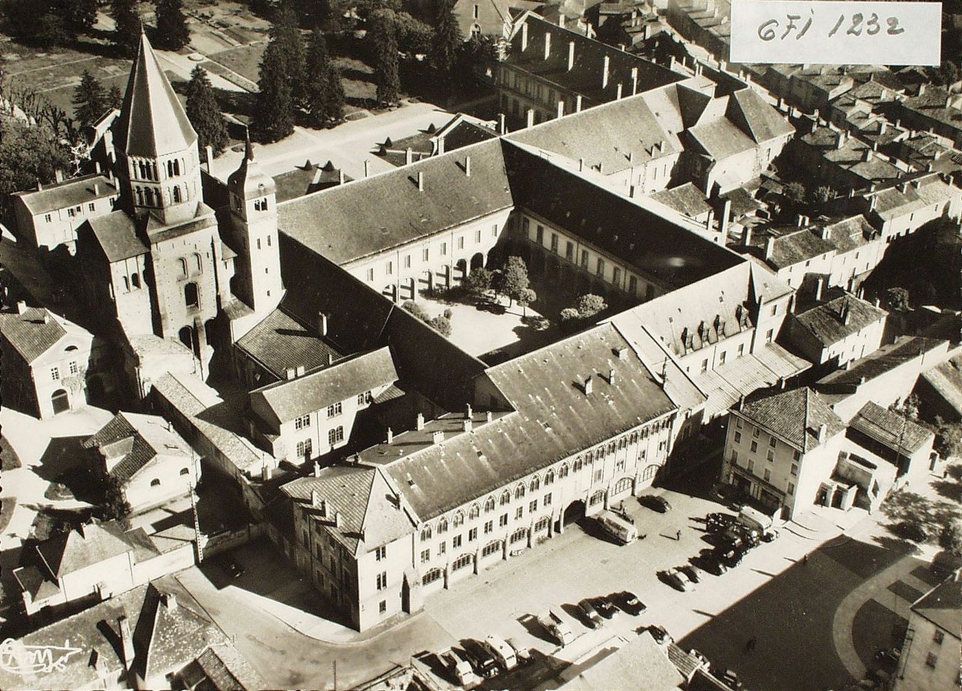 Cluny. Vue aérienne de l'abbaye (actuellement Ecole Nationale des Arts et Métiers)