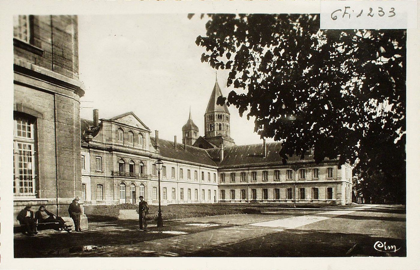Cluny. L'abbaye. Palais Dathose. Façade, jardins.