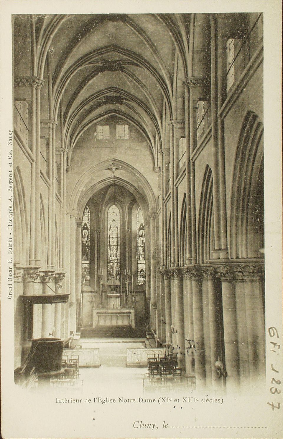 Cluny. Intérieur de l'église Notre-Dame.