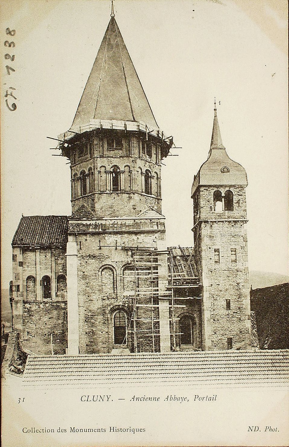 Cluny. Ancienne abbaye, portail.