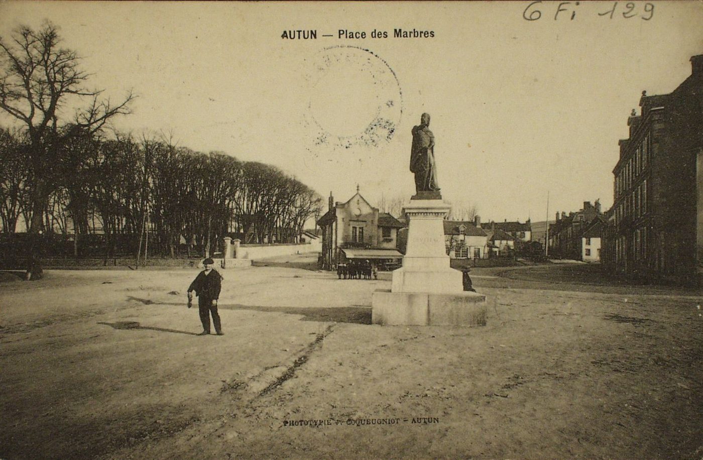 Autun. Place des Marbres.