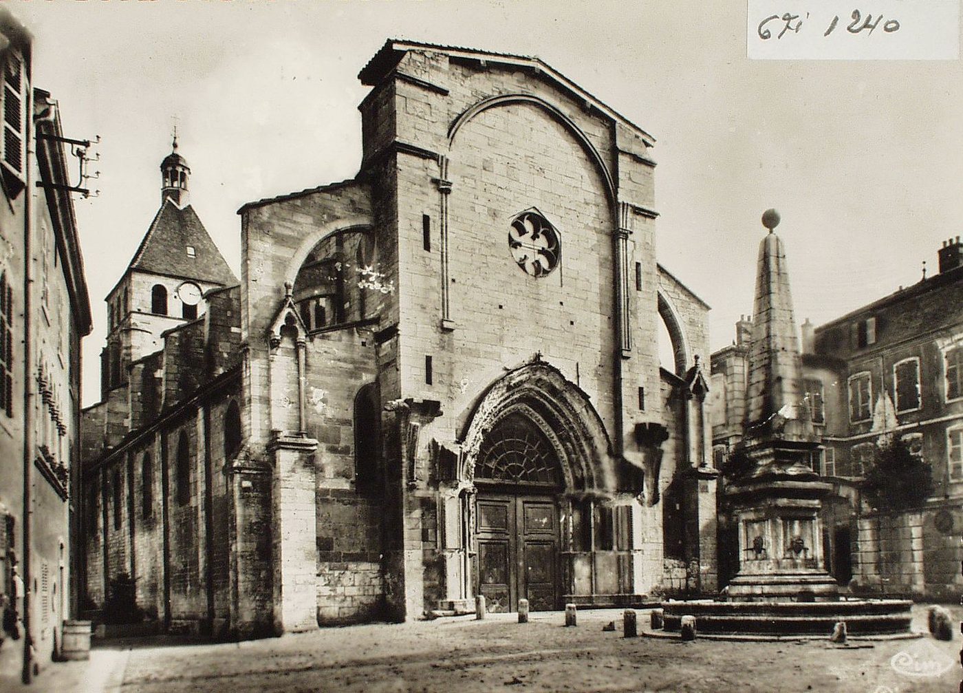Cluny. Eglise N.D. style roman et ogival (XIIe s.).