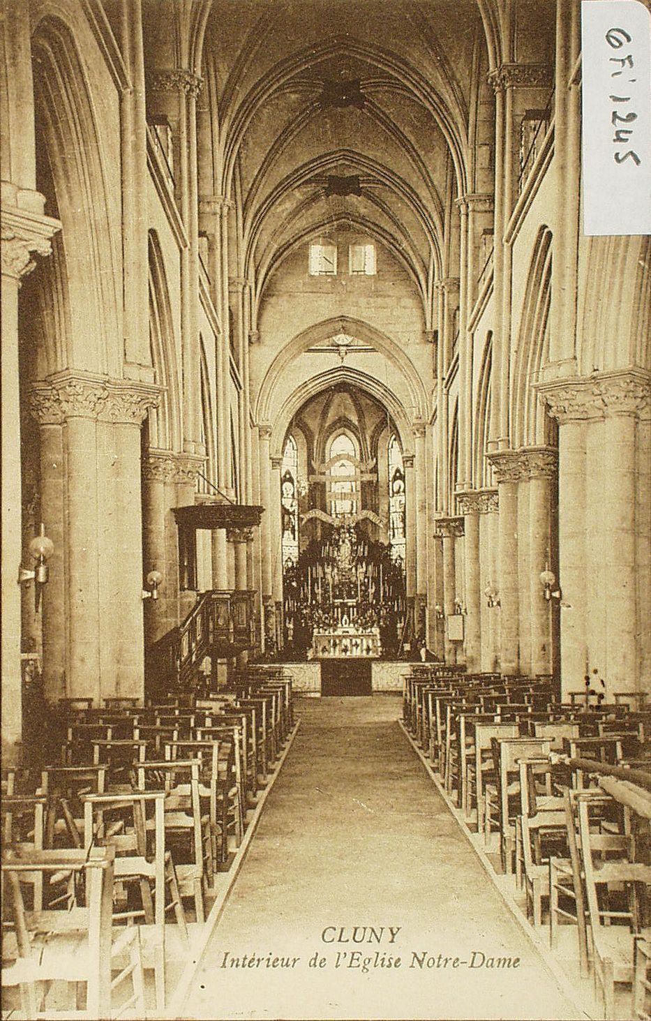 Cluny. Intérieur de l'église Notre-Dame.
