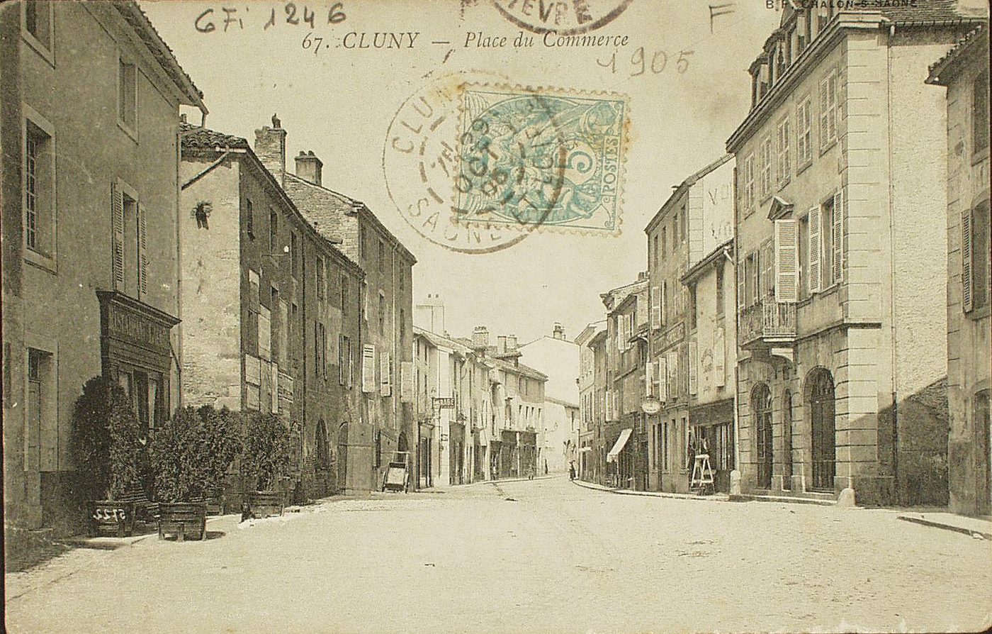 Cluny. Place du Commerce.
