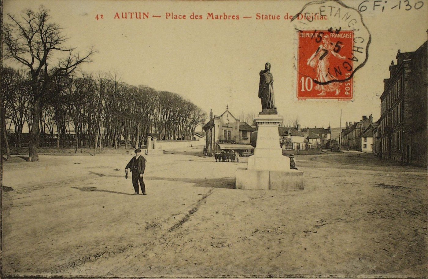 Autun. Place des marbres. Statue de Divifiac (sic).