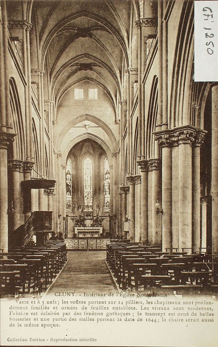 Cluny. Intérieur de l'église Notre-Dame. Vaste et à 3 nefs ; les voûtes portent sur 14 piliers, les chapiteaux sont profondément fouillés et ornés de feuilles entablées. Les vitraux sont modernes, l'abside est éclairée par des fenêtres gothiques ; le transept est orné de belles boiseries et une partie des stalles portent la date de 1644 ; la chaire serait aussi de la même époque.