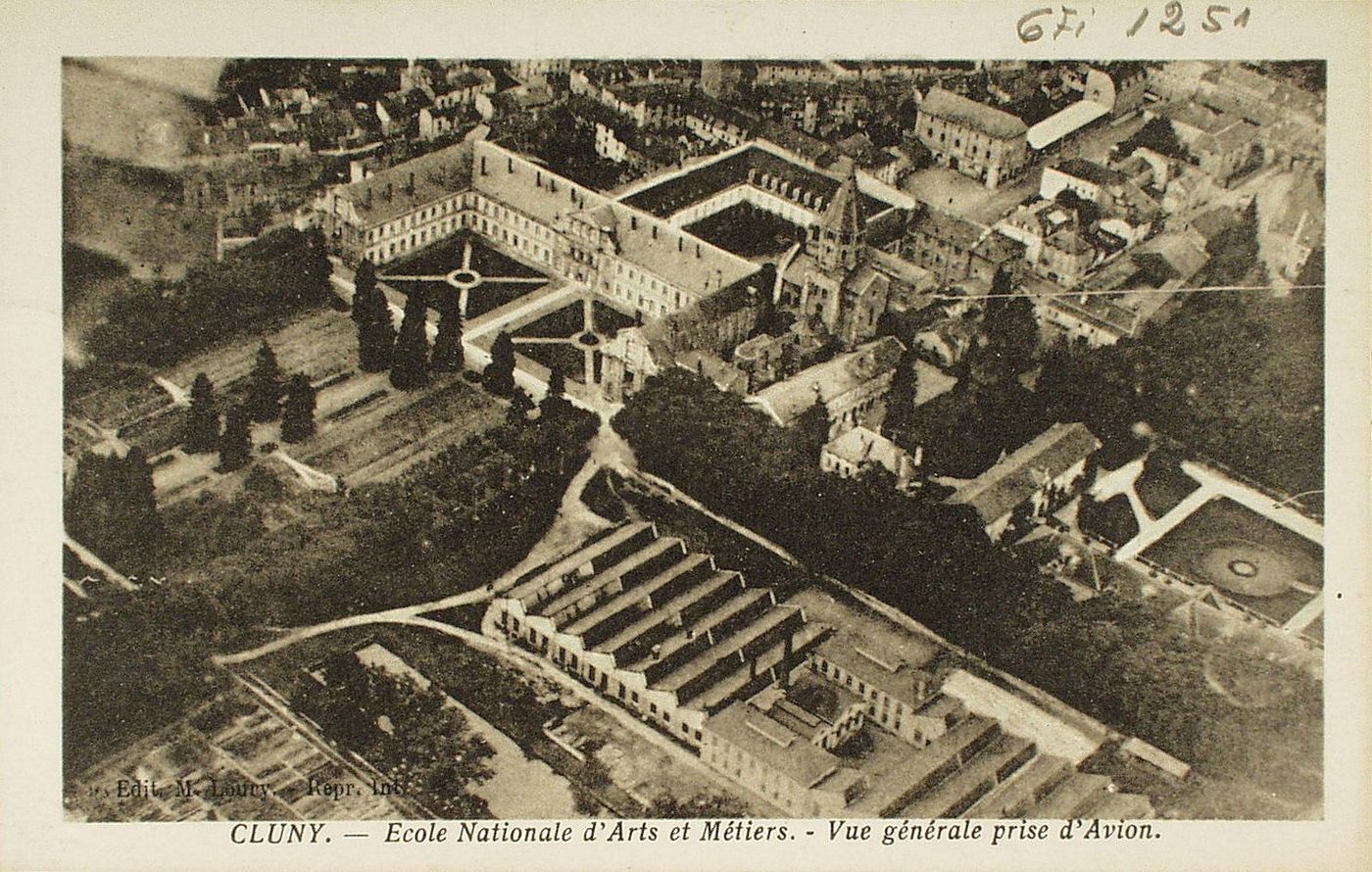 Cluny. Ecole nationale d'arts et métiers. Vue générale prise d'avion.