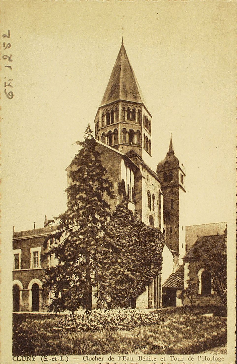 Cluny. Clocher de l'eau bénite et tour de l'horloge.