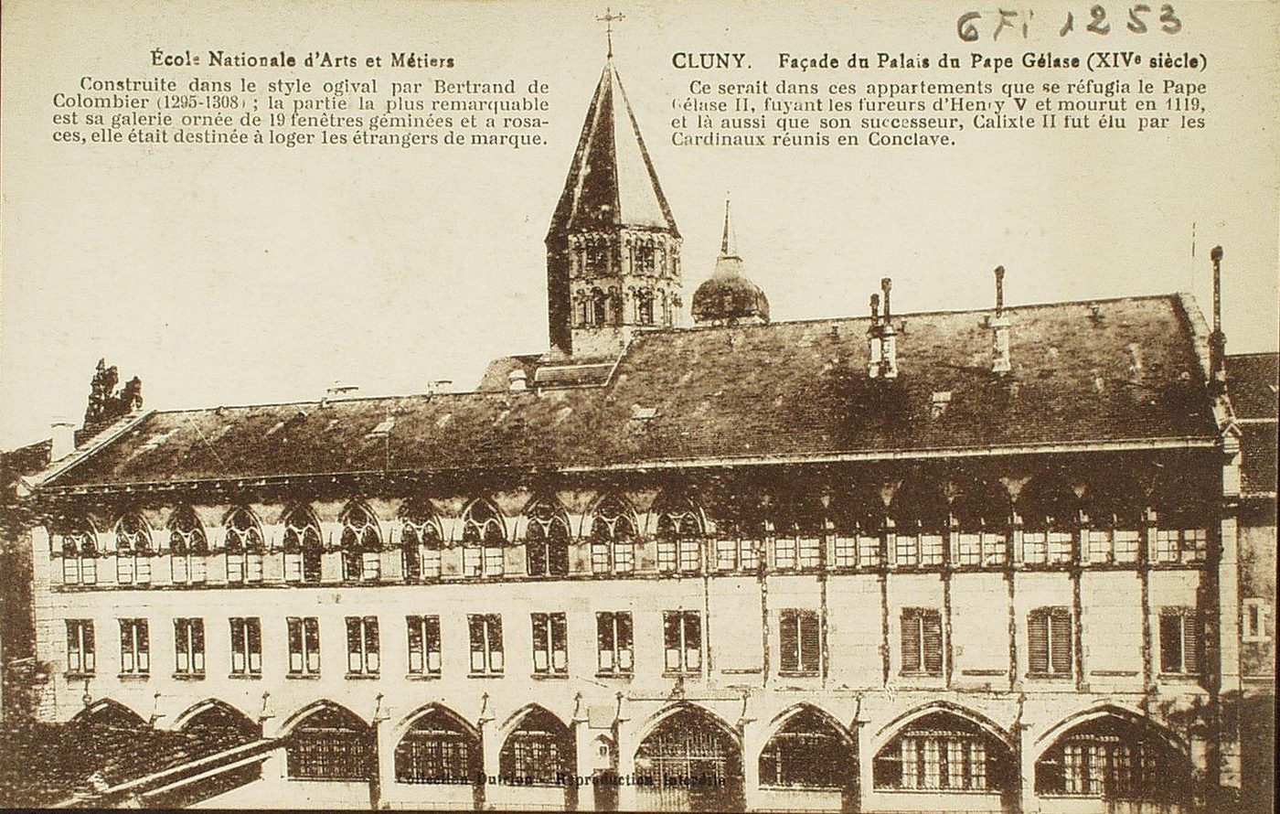 Cluny. Façade du palais du pape Gélase (XIVe s.) Ce serait dans ces appartements que se réfugia le pape Gélase II, fuyant les fureurs d'Henry V et mourut en 1119, et là aussi que son successeur, Calixte II fut par les cardinaux réunis en conclave. Ecole nationale d'arts et métiers. Construite dans le style ogival par Bertrand de Colombier (1295-1308) ; la partie la plus remarquable est sa galerie ornée de 19 fenêtres géminées et à rosaces, elle était destinée à loger les étrangers de marque.