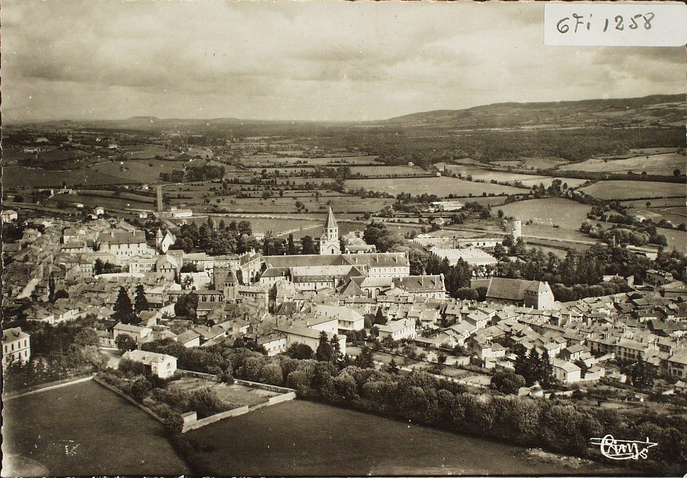 Cluny. Vue aérienne et vallée Nord de la Grosne.