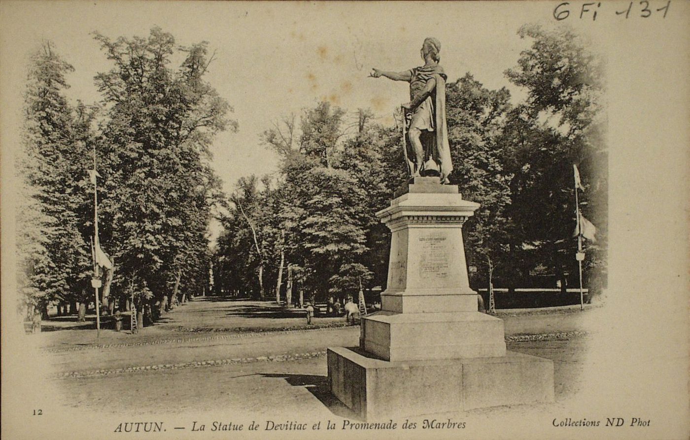 Autun. La statue de Devitiac et la promenade des marbres.