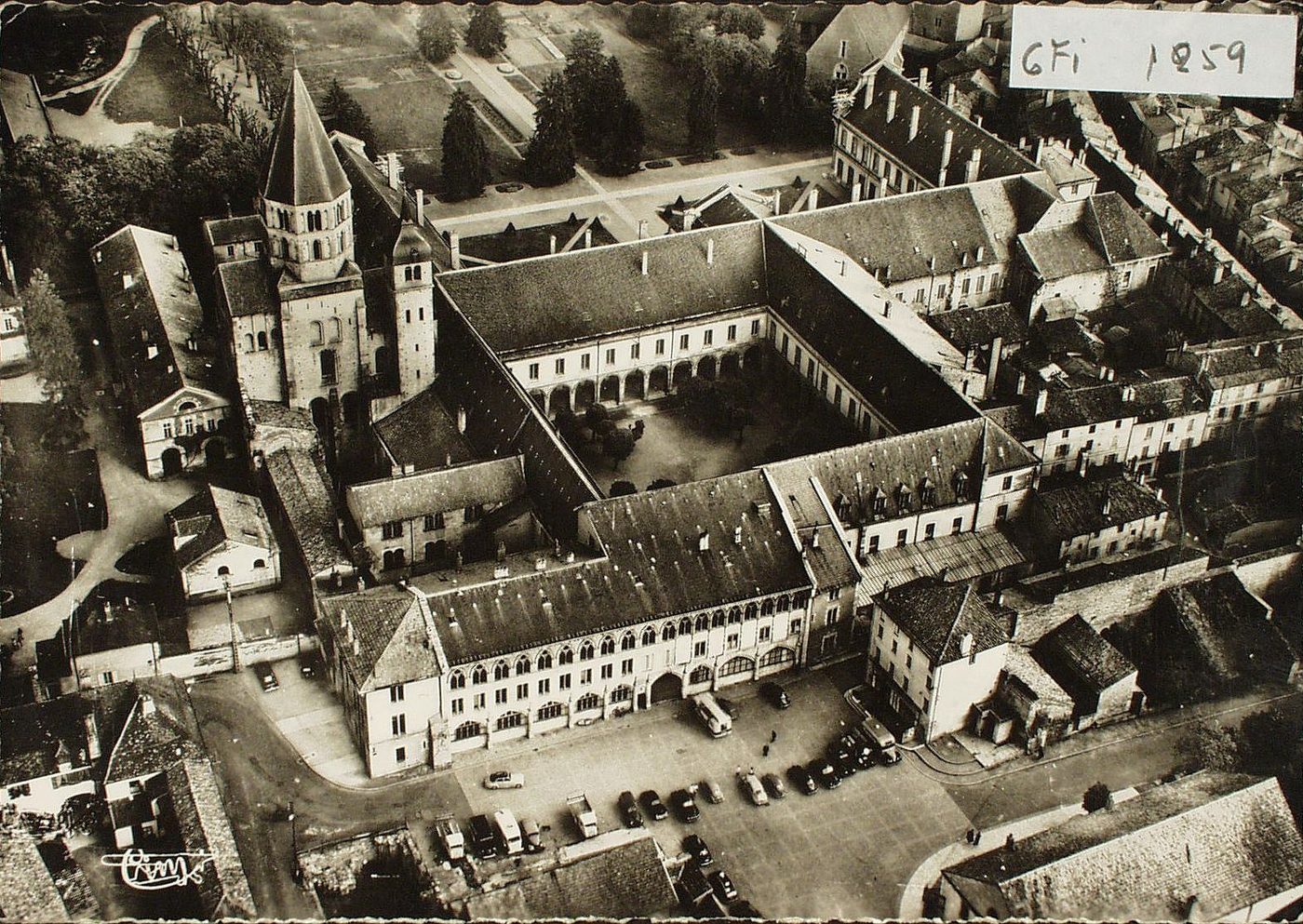 Cluny. Vue aérienne de l'abbaye (actuellement Ecole Nationale des Arts et Métiers)