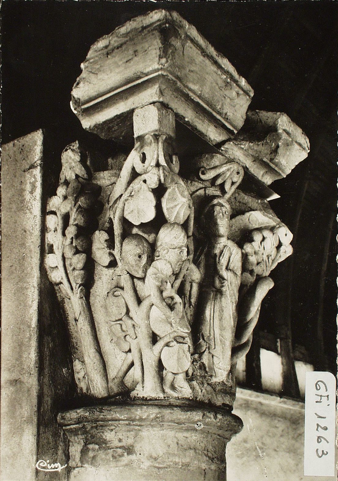 Cluny. Chapiteau de choeur de l'église abbatiale (fin du XIe s.) Le péché originel. Adam et Eve chassés du Paradis terrestre.