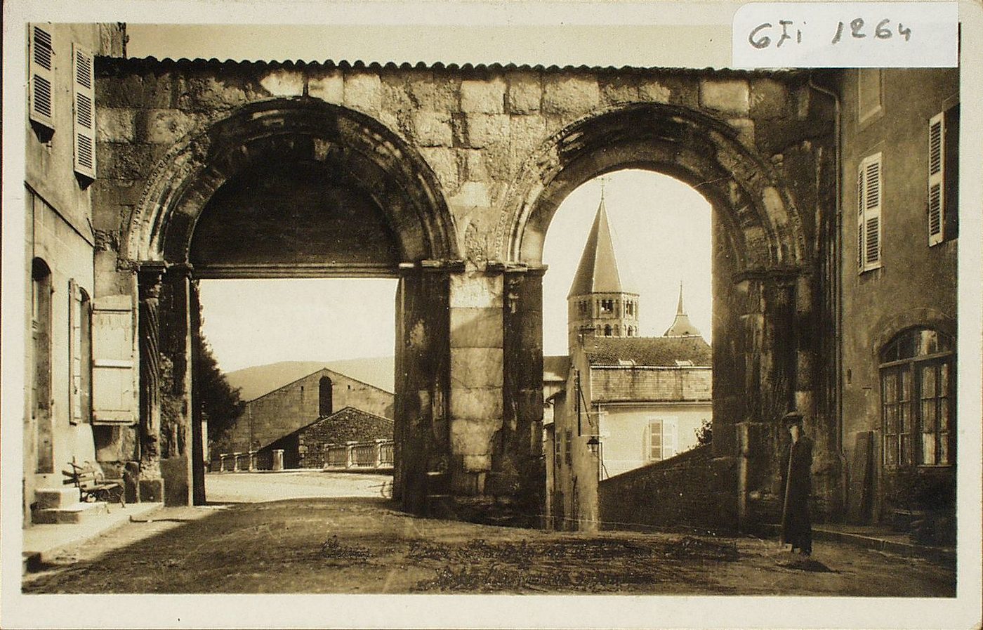 Cluny. Porte d'entrée de l'abbaye.(XIe s.). Style des portes romaines.
