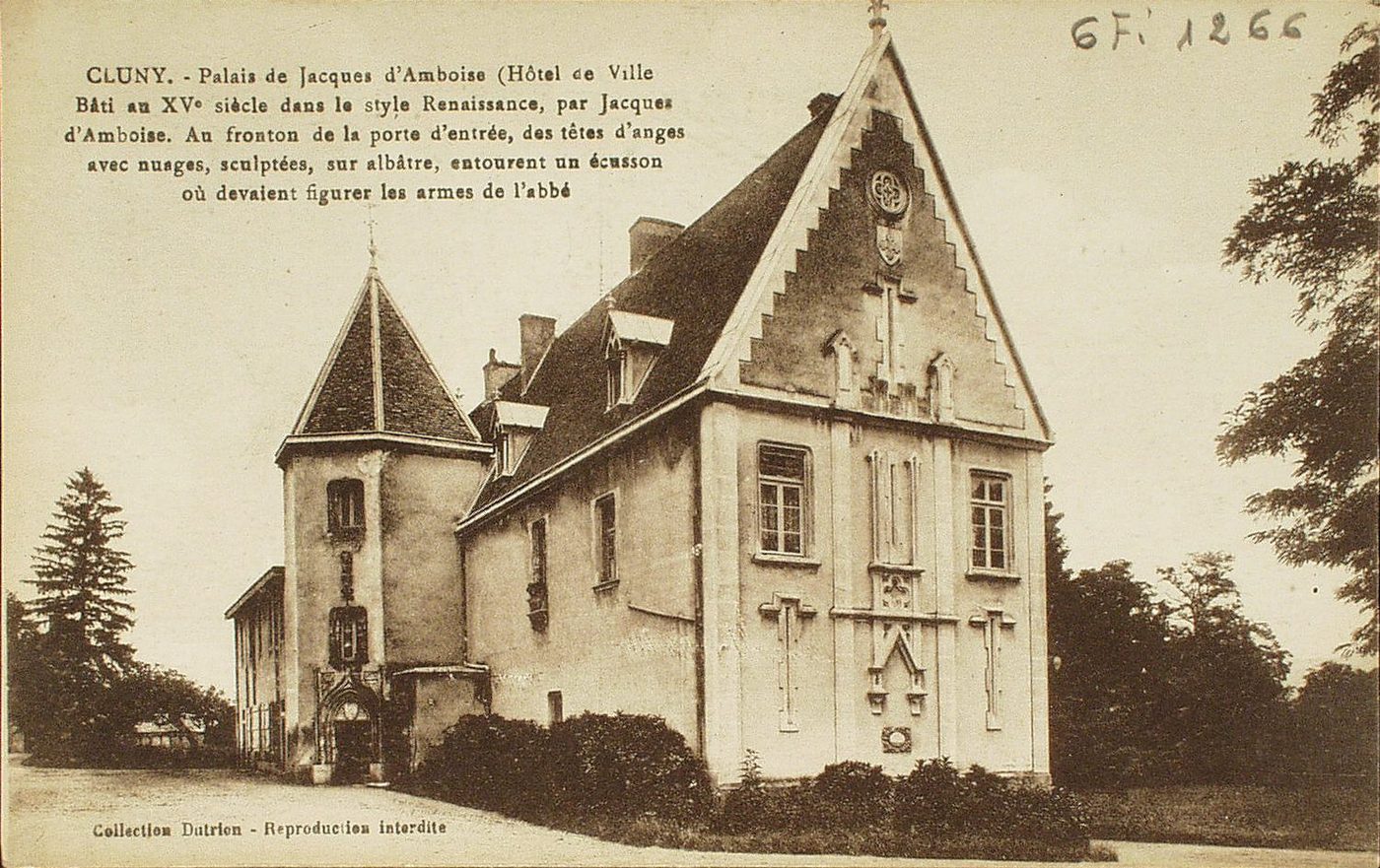Cluny. Palais de Jacques d'Amboise (hôtel de ville bâti au XVe s. dans le style renaissance, par Jacques d'Amboise. Au fronton de la porte d'entrée, des têtes d'anges avec nuages, sculptées, sur albâtre, entourent un écusson où devaient figurer les armes de l'abbé.