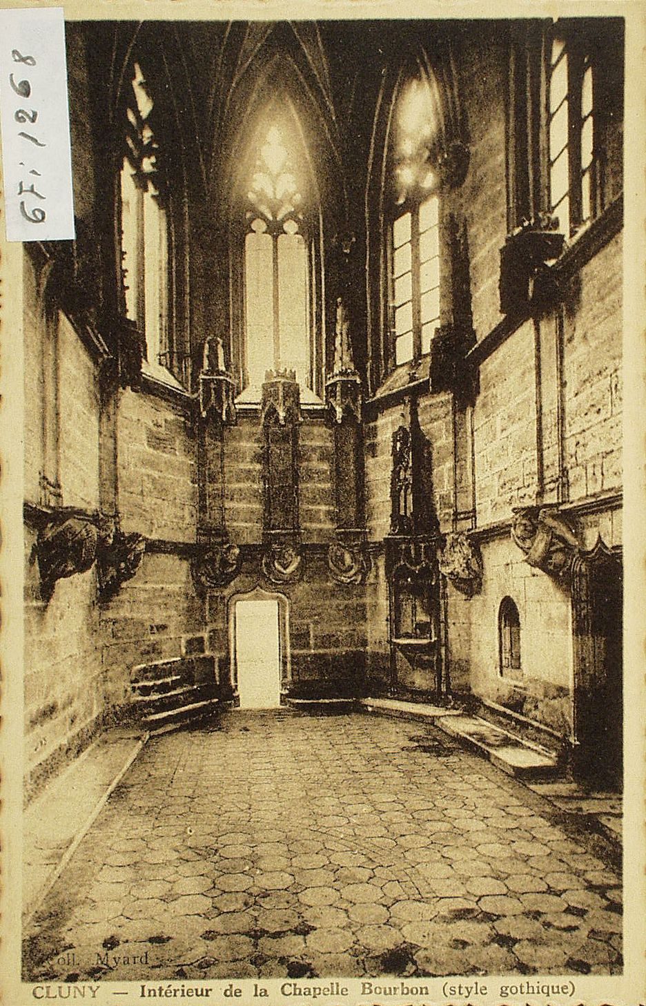 Cluny. Intérieur de la chapelle Bourbon (style gothique).